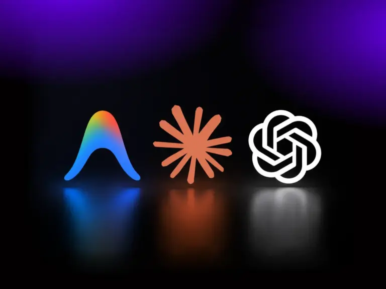 Drei verschiedene KI-Logos auf dunklem Hintergrund mit farbigen Reflexionen
