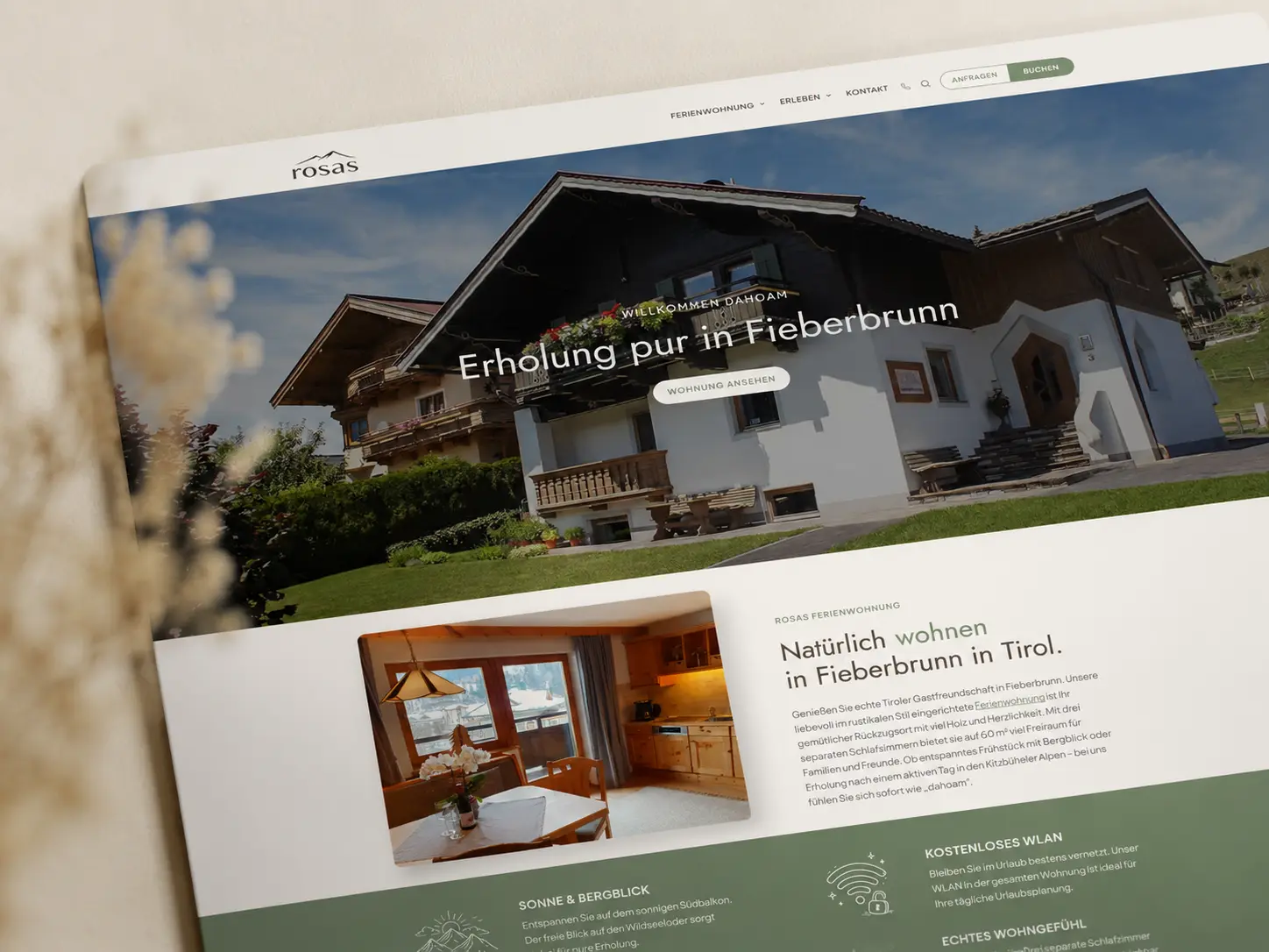 Screenshot der Website der Ferienwohnung Rosas in Fiebrunn auf einem Laptop-Bildschirm
